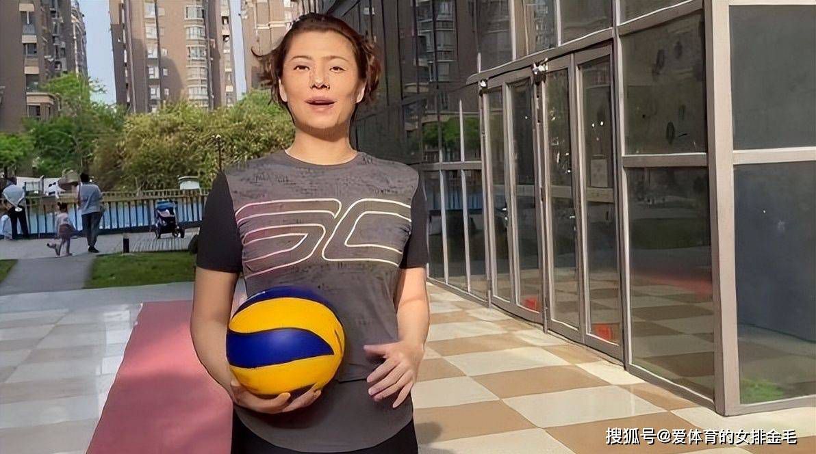 第76分钟，萨卡弧顶处内切打门稍稍高出横梁。